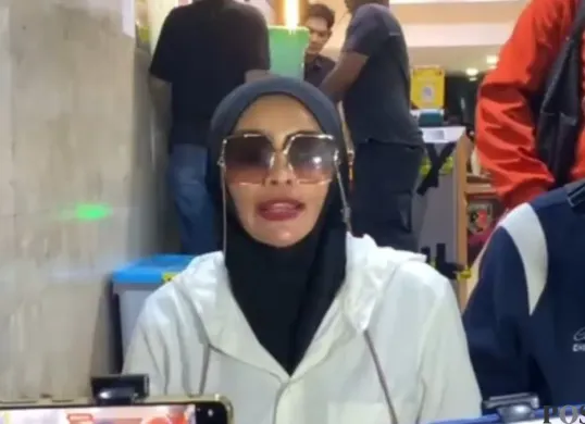 Dokter dan influencer kecantikan Samira Farahnaz atau yang dikenal sebagai Doktif saat ditemui di Polda Metro Jaya, Jakarta Selatan, Jumat, 7 Maret 2026. (Sumber: Poskota/Ali Mansur)