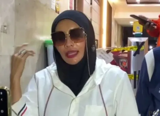 Dokter dan influencer kecantikan Samira Farahnaz atau yang dikenal sebagai Doktif saat ditemui di Polda Metro Jaya, Jakarta Selatan, Jumat, 7 Maret 2026. (Sumber: Poskota/Ali Mansur)