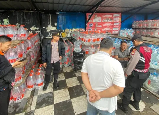 Pawas Polsek Cinere Ipda Djarot bersama Opsnal melakukan olah TKP di Gudang Cleo akibat laporan mobil operasional hilang dicuri. (Sumber: Dok. Polsek Cinere)