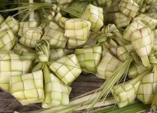 Penghasilan pengrajin kulit ketupat di Lebak meningkat selama Ramadhan 2026. (Sumber: Poskota/Samsul Fathoni)