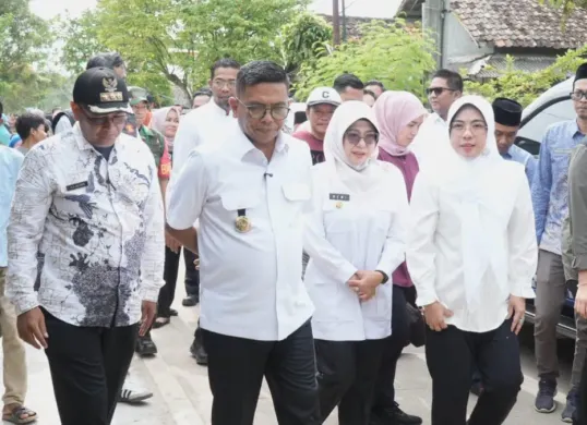 Gubernur Banten, Andra Soni saat meninjau salah satu hasil pembangunan jalan di Pandeglang melalui program Bang Andra. (Sumber: Istimewa)