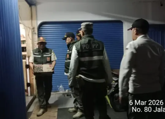 Petugas Satpol PP Kota Jaksel menggrebek toko warung kelontong menjual miras tanpa ijin. (Sumber: Satpol PP Jaksel)