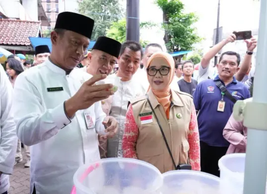 Wali Kota Jakarta Timur Munjirin bersama Kepala BBPOM DKI Jakarta, Sofiyani Chandrawati saat pengecekan makanan takjil di Pasar Rawamangun, Kecamatan Pulogadung, Jakarta Timur, pada Jumat 6 Maret 2026. (Sumber: Pemkot Jaktim)