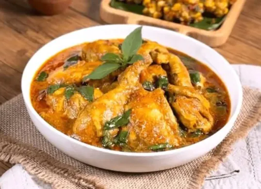 Aneka hidangan masakan tanpa santan seperti ayam woku, menjadi alternatif menu Lebaran Idul Fitri yang lebih ringan namun tetap lezat. (Sumber: Pinterest)