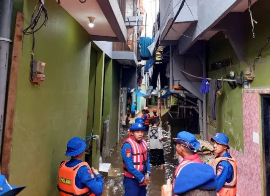 Tim SAR mengevakuasi warga korban banjir di wilayah Kebon Pala, Jakarta Timur, beberapa waktu lalu. (Sumber: Dok. Polda Metro Jaya)
