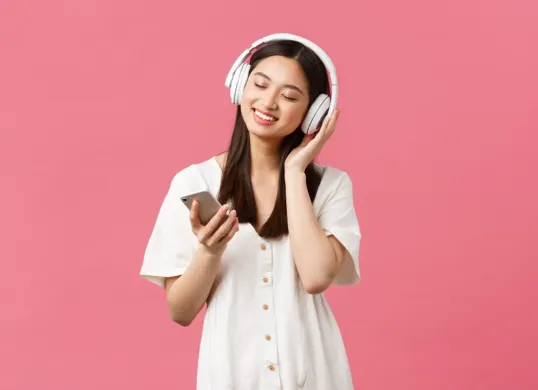 Daftar aplikasi streaming musik yang bisa dicoba sebagai alternatif Spotify. (Sumber: Freepik/benzoix)