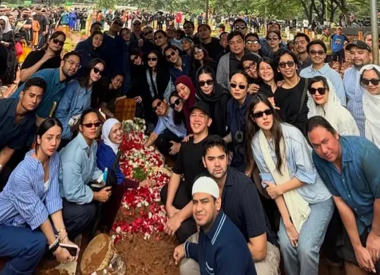 Para sahabat dekat Vidi Aldiano terlihat kompak mengenakan pakaian berwarna biru saat menghadiri prosesi pemakaman. (Sumber: Instagram/@ranggazlaksmana.)