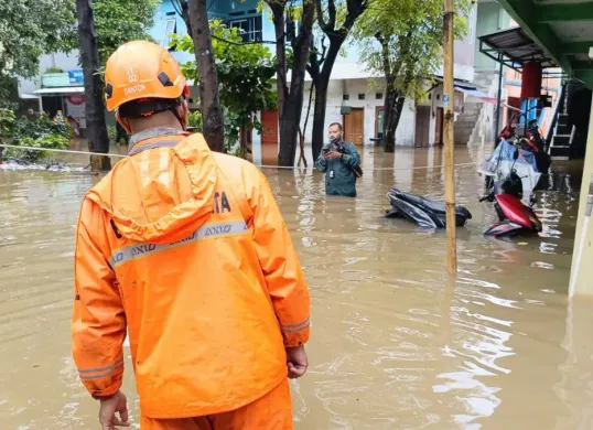 Petugas BPBD menyusuri banjir di salah sebuah tempat di Jakarta, Minggu, 8 Maret 2026. (Sumber: Dok. Istimewa)
