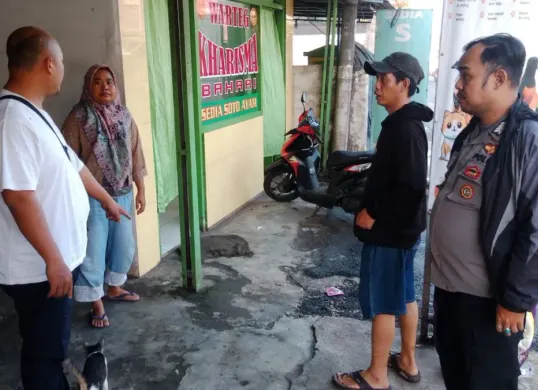 Petugas kepolisian meminta keterangan kepada kasus curanmor di depan warteg di wilayah Kecamatan Parung, Kabupaten Bogor, Sabtu, 7 Maret 2026. (Sumber: Dok. Polsek Parung)