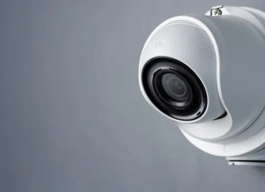 Ilustrasi kamera CCTV pintar yang dapat dipantau melalui smartphone untuk menjaga keamanan rumah saat ditinggal mudik Lebaran. (Sumber: Freepik)