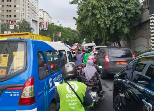 Ilustrasi kepadatan lalu lintas di Jalan Taman Makam Pahlawan (TMP) Kalibata, Jakarta Selatan setelah hujan deras. (Sumber: Poskota/Ali Mansur)