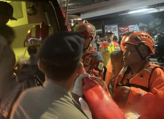 Korban tewas tertimpa pohon di Jalan Raya Lenteng Agung, Jagakarsa, Jakarta Selatan, dievakuasi petugas, Minggu, 8 maret 2026. (Sumber: Dok. BPBD Jakarta)