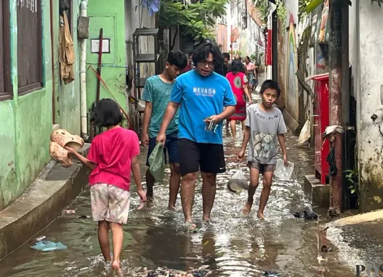 Warga di RT 05 RW 03 Gang Langgar Kelurahan Petogogan Kecamatan Kebayoran Baru Jakarta Selatan beberes setelah rumah dilanda banjir pada Minggu, 8 Maret 2026. (Sumber: Poskota/Pandi Ramedhan)