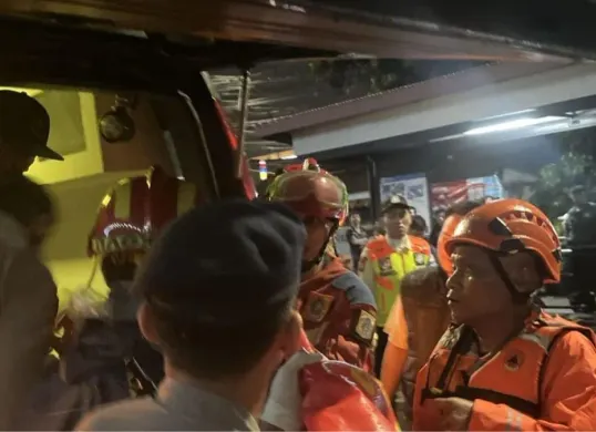 Evakuasi pemotor tewas akibat tertimpa pohon tumbang di Jalan Raya Lenteng Agung, Jagakarsa, Jakarta Selatan, Minggu, 8 Maret 2026 dini hari. (Sumber: Istimewa)