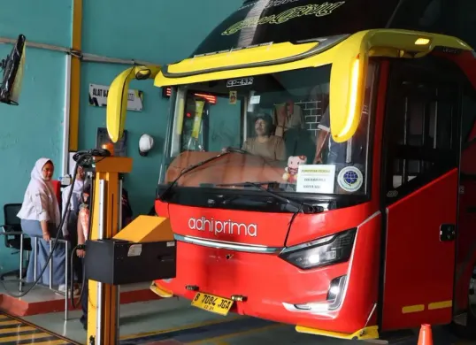 Kegiatan Ramp Check terhadap salah satu armada bus yang akan digunakan pada mudik gratis Pemkab Tangerang. (Sumber: Istimewa)