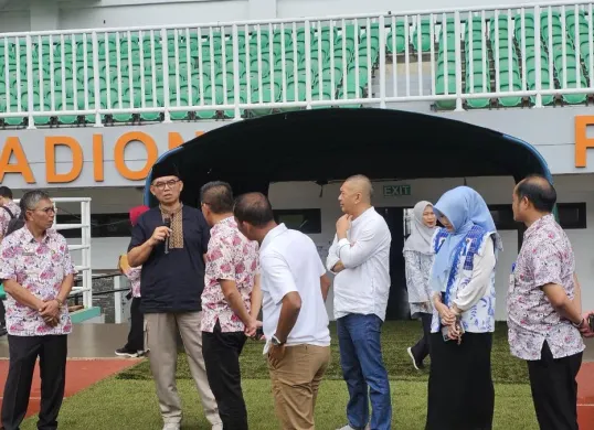 Pegawai Pemkab Bogor meninjau Stadion Pakansari untuk pelaksanaan sholat Idul Fitri, Sabtu, 7 Maret 2026. (Sumber: Dok. Pemkab Bogor)