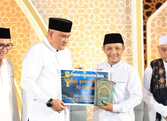 Bupati Bogor, Rudy Susmanto saat memberikan waqaf Al-Quran di Masjid Baitul Faizin, Cibinong. (Sumber: Pemkab Bogor)