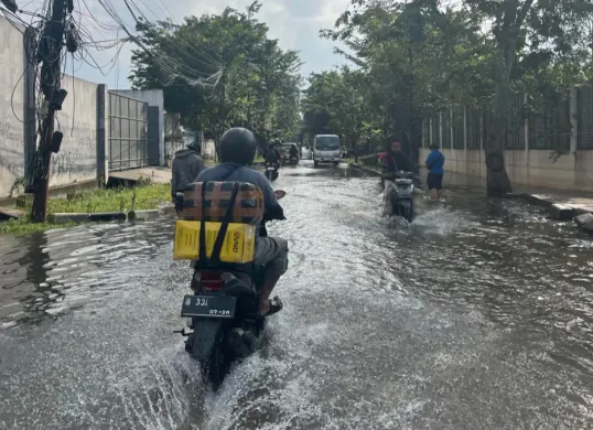 Ruas jalan di kawasan Cengkareng, Jakarta Barat, yang sempat tergenang pada Senin, 9 Maret 2026. (Sumber: Poskota/Pandi Ramedhan)