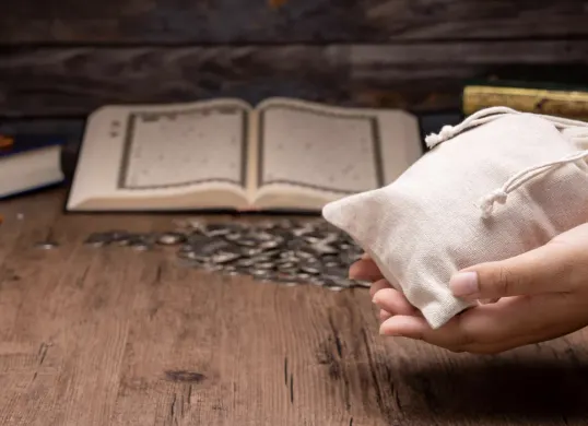 Ilustrasi zakat fitrah menjelang Hari Raya Idulfitri sebagai bentuk penyempurna ibadah puasa Ramadan. (Sumber: Pinterest)