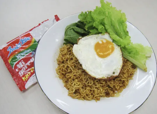 Ilustrasi semangkuk mie instan yang sering menjadi pilihan praktis saat berbuka puasa, meski para ahli kesehatan menyarankan konsumsi yang lebih seimbang. (Sumber: Wilkimedia Commons)