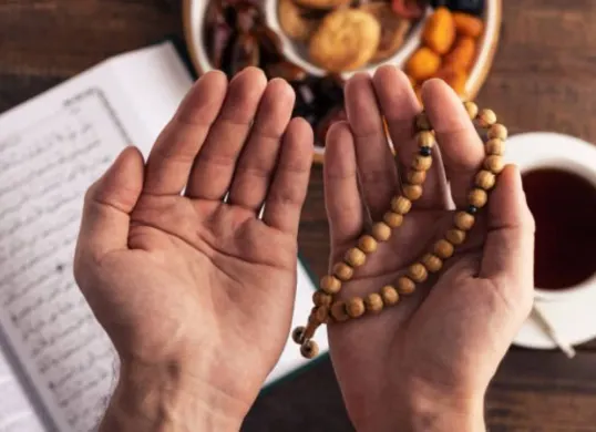 Ilustrasi doa  i’tikaf dan qiyamul lail di masjid pada 10 malam terakhir Ramadhan untuk meraih keutamaan Lailatul Qadar. (Sumber: Pinterest)