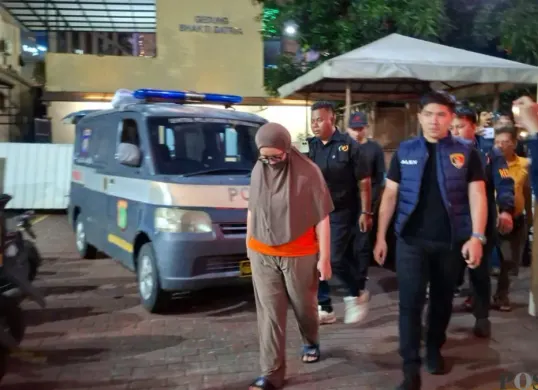 Seorang wanita berinisial DS, 42 tahun, ditangkap usai mencuri perhiasan milik korban yang merupakan temannya sendiri. Korban mengalami kerugian hingga mencapai Rp300 juta. (Sumber: Poskota/Pandi Ramedhan)