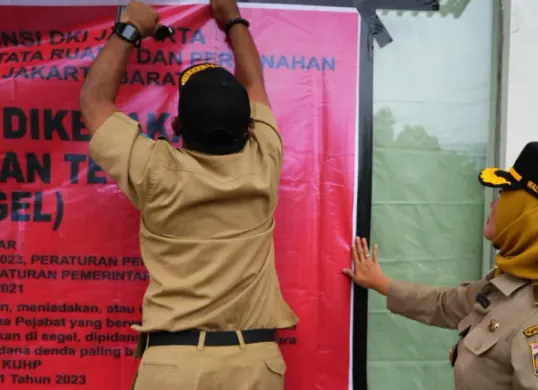 Penyegelan sarana olahraga padel di kawasan Kembangan, Jakarta Barat, karena tidak mempunyai ijin resmi, Senin, 9 Maret 2026. (Sumber: Kominfo)