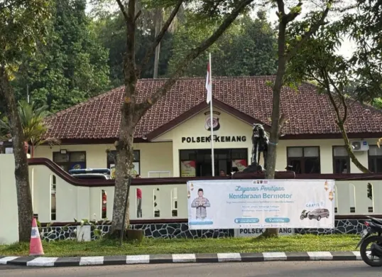 Polsek Kemang memasang banner penitipan kendaraan gratis bagi warga yang hendak mudik pada lebaran 2026. (Sumber: Polres Bogor)