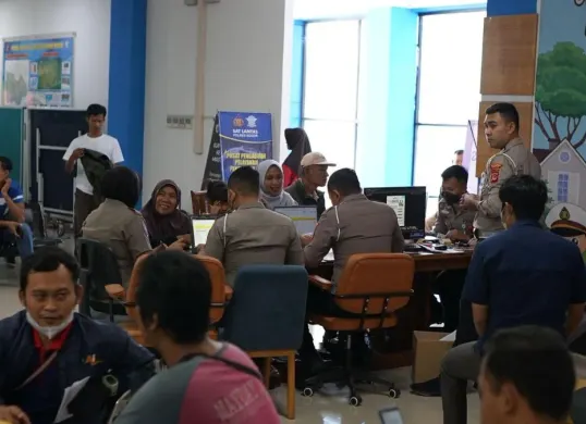Warga mendatangi Polres Bogor untuk melakukan verifikasi ulang mengikuti program mudik gratis. (Sumber: Dok. Polres Bogor)