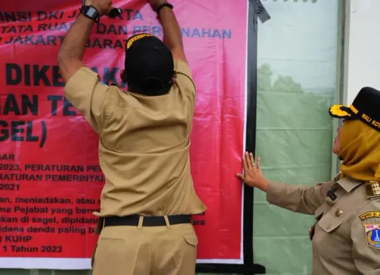 Penyegelan sarana olahraga padel di kawasan Kembangan, Jakarta Barat, karena tidak mempunyai ijin resmi, Senin, 9 Maret 2026. (Sumber: Dok. Kominfo)