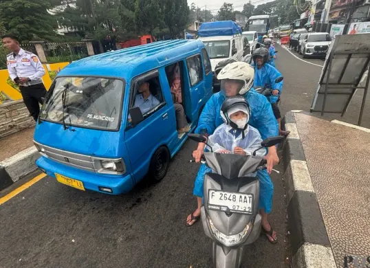 Ilustrasi, angkot melintas di Simpang Gadog, Puncak, Bogor. (Sumber: Poskota/Giffar Rivana)