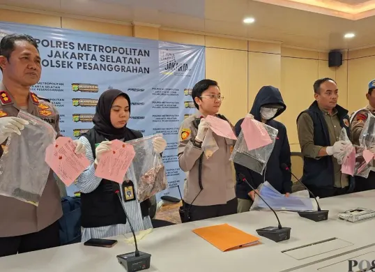 Polsek Pesanggrahan menggelar barang bukti senjata api dan tiga senjata softgun, Selasa, 10 Maret 2026. (Sumber: Poskota/Angga Pahlevi)