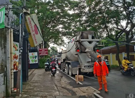 Kabel udara putus usai tersangkut truk molen yang sedang melintas di Jalan Puri Kembangan, Jakarta Barat, Selasa, 10 Maret 2026. (Sumber: Poskota/Pandi Ramedhan)