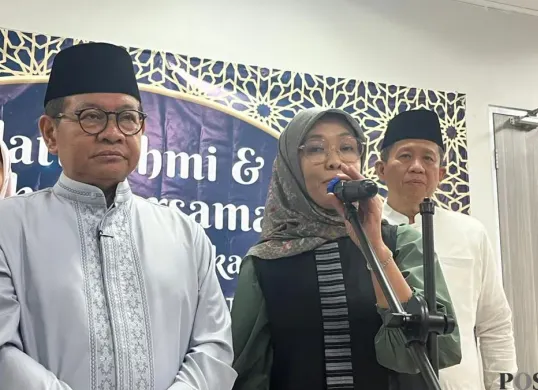 Kepala Dinas Kesehatan DKI Jakarta, Ani Ruspitawati saat menyampaikan situasi campak di RSKD Duren Sawit, Jakarta Timur, Selasa, 10 Maret 2026. (Sumber: Poskota/M Tegar Jihad)