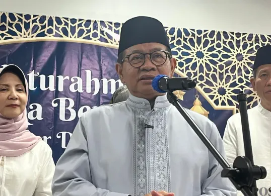 Gubernur Jakarta, Pramono Anung merespons ormas pengusaha diminta THR oleh ormas di RSKD Duren Sawir, Jakarta Timur, Selasa, 10 Maret 2026. (Sumber: Poskota/M. Tegar Jihad)