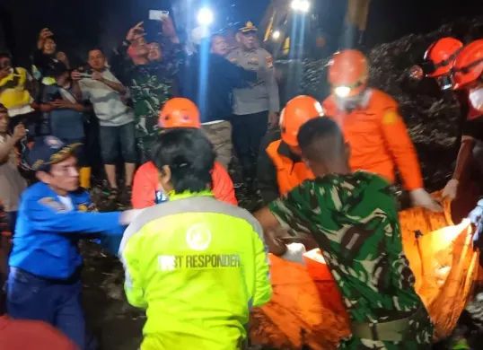 Petugas gabungan mengevakuasi korban longsor di TPST Bantargebang, Kabupaten Bekasi, Jawa Barat. (Sumber: Dok. Basarnas Jakarta)