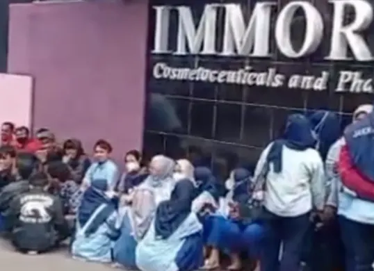 Para pegawai melakukan aksi demo damai didepan gerbang perusahaan berujung ada laporan mutasi sepihak pemotongan upah, Rabu, 11 Maret 2026. (Sumber: Instagram/@depokhariini)