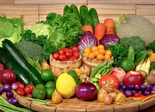 Aneka buah seperti pisang, semangka, kurma, dan alpukat menjadi pilihan menu sahur sehat yang membantu menjaga energi dan hidrasi tubuh selama berpuasa. (Sumber: Pinterest)