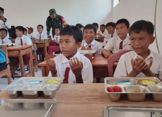 Para siswa di Pandeglang saat menikmati MBG. (Sumber: Poskota/Samsul Fatoni)