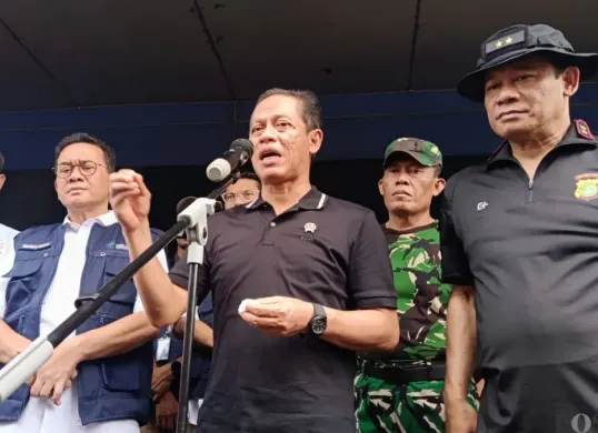 Menteri LH, Hanif Faisol Nurofiq saat ditemui awak media di Pasar Kramat Jati, Jakarta Timur, Rabu, 11 Maret 2026. (Sumber: Poskota/Ali Mansur)