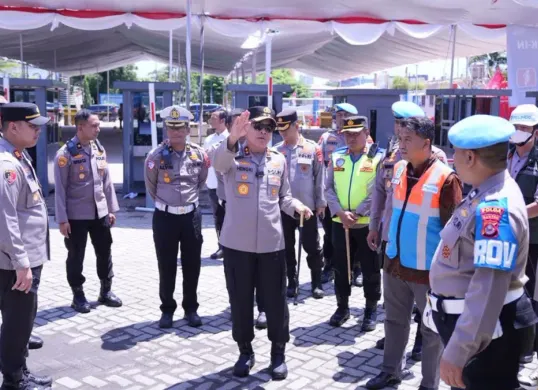Kapolda Banten Irjen Pol Hengki saat meninjau persiapan angkutan mudik Lebaran 2026 di Pelabuhan Merak. (Sumber: Bidhumas)