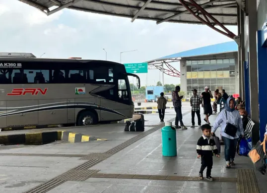 Situasi penumpang di Terminal Pulogebang Jelang Hari Raya Idulfitri 1447 Hijriyah, Rabu, 11 Maret 2026. (Sumber: Poskota/M. Tegar Jihad)