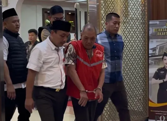 Kejari Jakarta Barat menangkap Kho Yang Tjhin Subardi, terpidana kasus pemalsuan surat, Selasa, 10 Maret 2026. (Sumber: Poskota/Pandi Ramedhan)