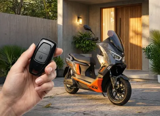 Polytron membagikan tips menjaga keamanan kendaraan serta kondisi baterai selama ditinggalkan selama mudik Lebaran 2026. (Sumber: Polytron)