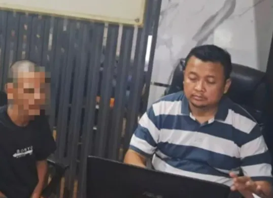 Tersangka SMP saat menjalani pemeriksaan di ruang Unit Opsnal Satresnarkoba Polres Serang dalam kasus peredaran narkoba. (Sumber: Dok. Polres Serang)