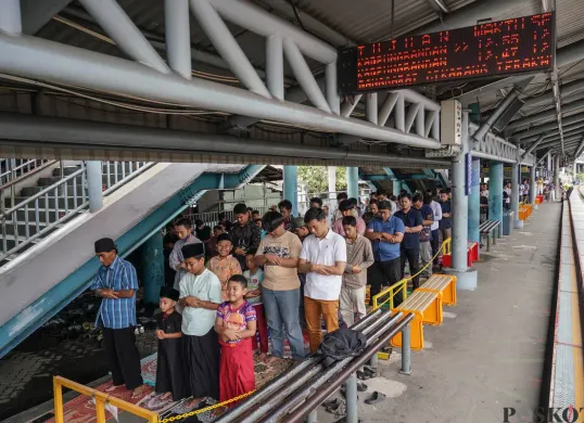 Shalat Jumat di Peron Stasiun Kampung Bandan
