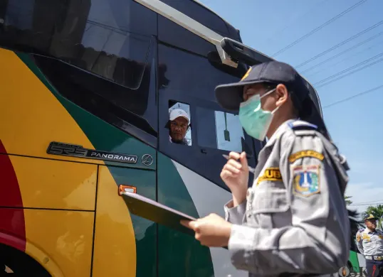 Uji Kelaiakan Aramada Bus Mudik di Terminal Kampung Rambutan
