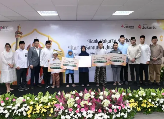 Bank Jakarta menyerahkan santunan kepada perwakilan anak yatim dalam acara Iftar Bersama Manajemen dan Santunan Anak Yatim di Kantor Pusat Bank Jakarta, Kamis, 12 Maret 2026. (Sumber: Dok. Istimewa)