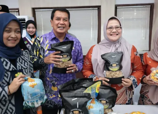 Bupati Tangerang, Maesyal Rasyid saat melakukan peninjauan Bazar Ramadan Gemilang di Gedung Serba Guna (GSG), Kamis, 12 Maret 2026. (Sumber: Poskota/Veronica)