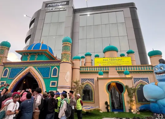 Pos Gadog Hoegeng, Polres Bogor dihias dengan nuansa Timur Tengah untuk menarik para pemudik yang ingin beristirahat di sela-sela perjalanan, Kamis 12 Maret 2026. (Sumber: Poskota/Giffar Rivana)